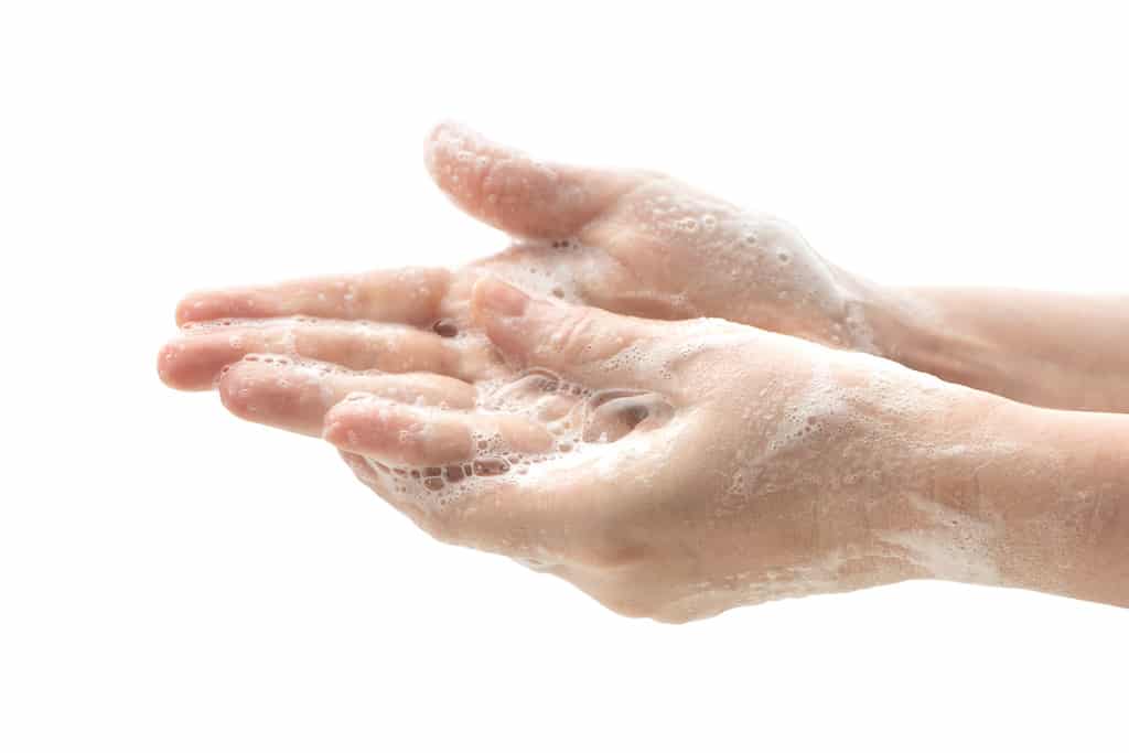 Il est important de se laver les mains pour prévenir la propagation des infections.