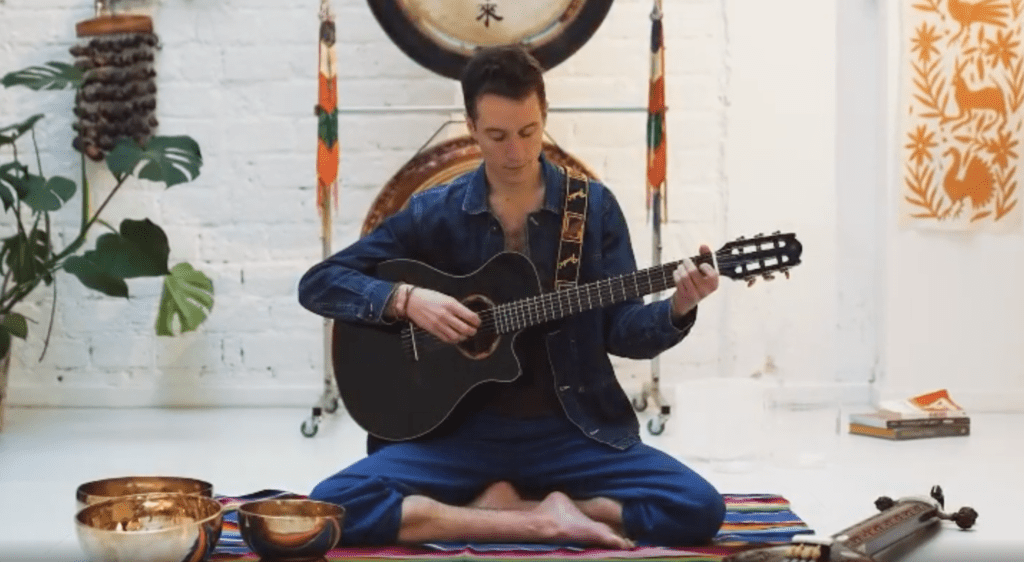Tom Lemann pratiquant le Yoga de la Voix