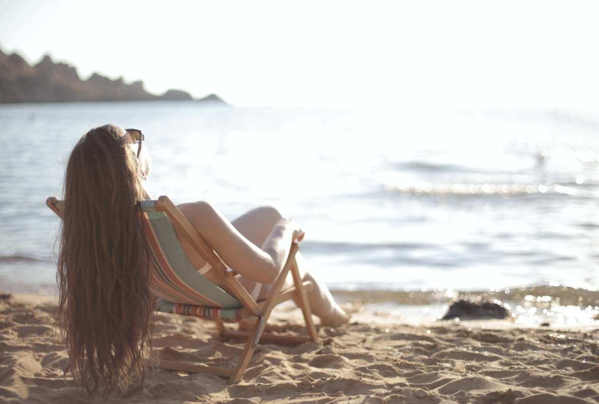 Une femme fait le plein de vitamine D au soleil